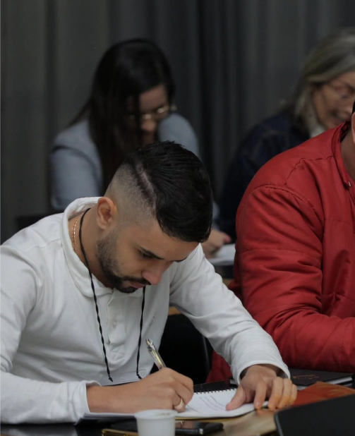 José Giló Cavalcante fazendo anotações durante um treinamento